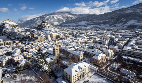 Sion liegt eingebettet im Herzen der Walliser Alpen.